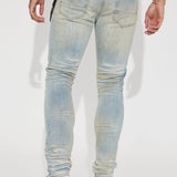 Acerca de mis jeans ajustados rasgados apilados con lavado en tono azul vintage