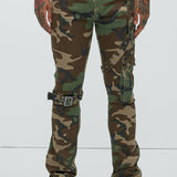 Pantalón Apilado De Pierna Ancha With The Straps Camo - Camuflaje