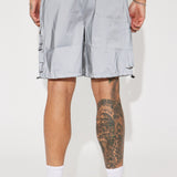 Para las calles, shorts de carga de nylon en color plateado.
