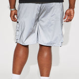 Para las calles, shorts de carga de nylon en color plateado.