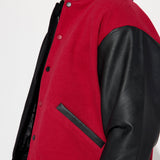 Para la chaqueta de béisbol Faux Leather Sleeves Colorblock Varsity Jacket - Negra/Roja de For The Books.
