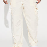 Pantalones de cargo de nylon en crema