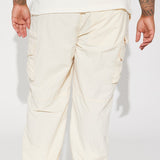 Pantalones de cargo de nylon en crema
