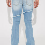 Atrapada en el ciclo de los jeans ajustados a la cadera y acampanados - Lavado azul claro
