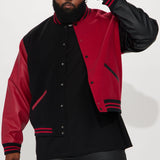 Para la chaqueta de béisbol Faux Leather Sleeves Colorblock Varsity Jacket - Negra/Roja de For The Books.