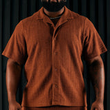 Camisa de botones de manga corta texturizada de color chocolate de Dean.