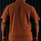 Camisa de botones de manga corta texturizada de color chocolate de Dean.