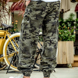 Manfinity EMRG Jeans De Carga De Camuflaje Con Bolsillos De Solapa Para Hombres De Corte Holgado