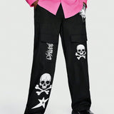 ROMWE Goth Hombres Pantalones con estampado de craneo y letra con bolsillo con solapa