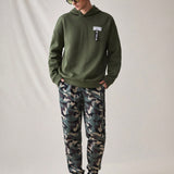 Conjunto De Sudadera Con Capucha De Ajuste Holgado Para Hombres Con Parche De Letra Y Pantalones Con Estampado De Camuflaje