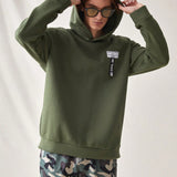 Conjunto De Sudadera Con Capucha De Ajuste Holgado Para Hombres Con Parche De Letra Y Pantalones Con Estampado De Camuflaje