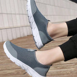 Zapatos deportivos casuales para hombres de malla transpirable de verano, livianos, antideslizantes y resistentes al olor, zapatos de red de suela suave para hombres