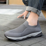 Hombres comodos, transpirables y elegantes zapatos de deporte, zapatos casuales de malla slip-on para correr para personas mayores, zapatos con suela suave antideslizante