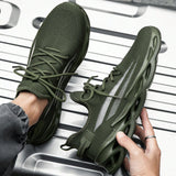 Zapatos deportivos casuales para hombres de malla con rayas transpirables, con diseno hueco, moda. Zapatos de carrera comodos, ligeros para caminar y correr al aire libre en color verde.