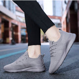 Zapatos de malla ligeros para caminar casuales minimalistas para hombres, zapatos deportivos con cordones para exteriores, zapatillas planas para correr de moda en gris claro