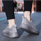Zapatos de malla ligeros para caminar casuales minimalistas para hombres, zapatos deportivos con cordones para exteriores, zapatillas planas para correr de moda en gris claro