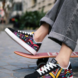 Hombres Zapatos casuales para skateboard comodos de lona con cordones, diseno de graffiti colorido y moderno