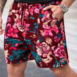 Manfinity Homme Conjunto casual de dos piezas para hombre con camiseta de manga corta de talla grande con estampado floral, parche y bolsillo, y pantalones cortos