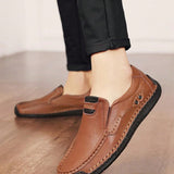 Zapatos de trabajo negros para hombres de mediana edad tipo mocasin con diseno de deslizamiento, resistente al deslizamiento, duradero, versatil, punta redonda, detalle de costura, corte bajo