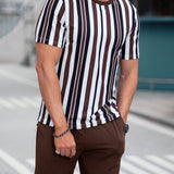 Manfinity Hypemode Conjunto de camiseta de manga corta a rayas y pantalones cortos con bloques de color para hombres en verano