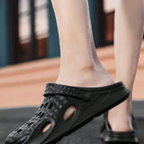 Sandalias planas huecas solidas simples y transpirables para hombres con patron rocoso y dos opciones de uso deslizante.