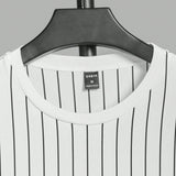 Manfinity Hypemode Conjunto casual de verano para hombre con camiseta de rayas con parche de letras y cuello redondo de manga corta y pantalones cortos
