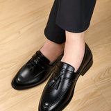 Zapatos de moda para hombres en estilo coreano, Mocasines de borlas con aumento de altura, estilo elegante, puntiagudos, sin cordones, tipo britanico, zapatos de peluquero de corte bajo