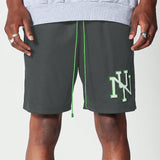 SUMWON Short de malla con rayas laterales y bordado frontal