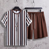 Manfinity Hypemode Conjunto de camiseta de manga corta a rayas y pantalones cortos con bloques de color para hombres en verano