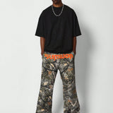 SUMWON Pantalon holgado con diseno de camuflaje completo con estampado frontal