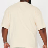 Me gusta cómo se ve la camiseta de manga corta de terciopelo extragrande en color crema.