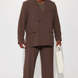 Chaqueta de traje de corte recto y doble botonadura en tono marrón oscuro de la Hora Dorada.