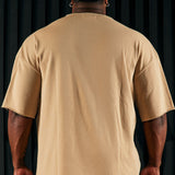 Me encanta cómo se ve la camiseta de manga corta extragrande de felpa en color beige.