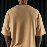 Me encanta cómo se ve la camiseta de manga corta extragrande de felpa en color beige.