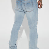A través de los jeans desgastados ajustados con corte acampanado - lavado vintage en azul